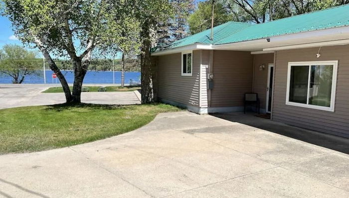 South Arms Retreats (Rainbow Motel) - Web Listing (newer photo)